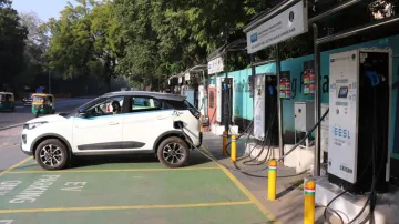 <p>Govt encouraging EVs but will not stop registration of...- India TV Paisa