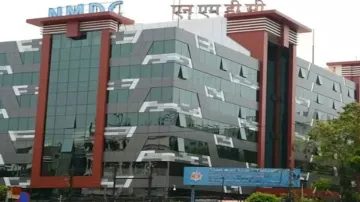 <p>NMDC के कर्मचारी नगरनार...- India TV Paisa