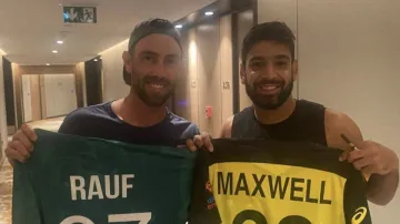 <p>PAK vs AUS: Glenn Maxwell exchanges jersey with Haris...- India TV Hindi