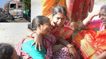 Family members of the victims mourn following a road accident at Phulbari area in Nadia district, We- India TV Hindi