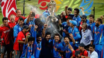 Bat signed by 2011 World Cup winning team fetches 18 Lakh- India TV Hindi