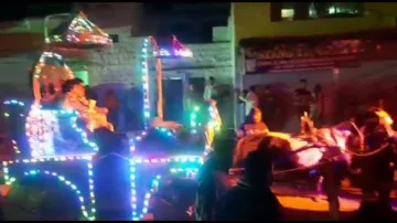 Chaiwala Murari celebrates new mobile with DJ and fireworks- India TV Hindi