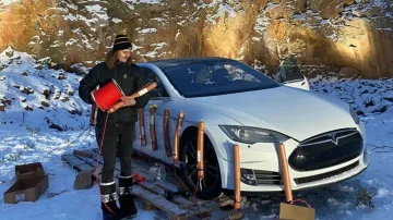 Viral Video: शख्स ने 30kg बारूद लगाकर उड़ा दी Tesla कार, जानें हैरान करने वाली ये वजह- India TV Hindi