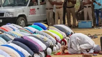 Noida Police, Noida Police Namaz In Park, Namaz In Park, Noida Police Namaz Park- India TV Hindi