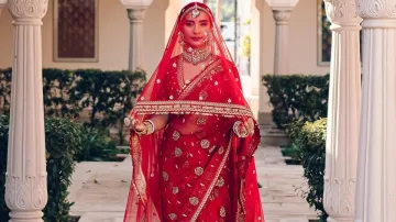 <p>शादी के जोड़े में...- India TV Hindi