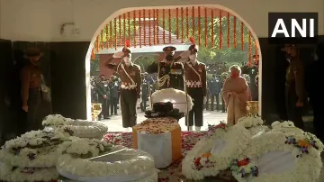 हेलीकॉप्टर दुर्घटना: लेफ्टिनेंट कर्नल हरजिंदर सिंह का पूरे सैन्य सम्मान से अंतिम संस्कार किया गया - India TV Hindi