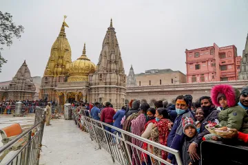 काशी विश्वनाथ के दर्शन शुल्क को बढ़ा दिया गया है। सावन के महीने को देखते हुए नए रेट जारी किए गए हैं।- India TV Hindi