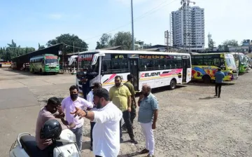 <p>Bus passengers </p>- India TV Paisa