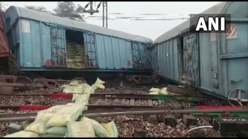 मथुरा-दिल्ली रेलमार्ग पर हादसा, मालगाड़ी के 15 डिब्बे पटरी से उतरे, 10 ट्रेनें रद्द, 12 के रूट बदले- India TV Hindi