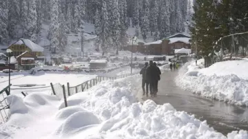 कश्मीर: ऊंचाई वाले क्षेत्रों में रुक-रुक कर बर्फबारी, विमान सेवाएं प्रभावित - India TV Hindi