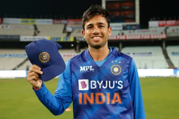 <p>Young leg-spinner Ravi Vishnoi with Debut cap</p>- India TV Hindi