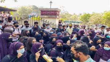 Hijab Controversy, Karnataka- India TV Hindi