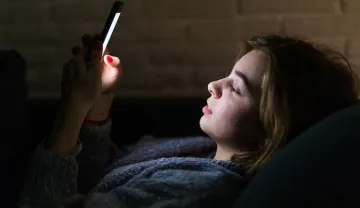 Using Your Smartphone In The Dark- India TV Hindi