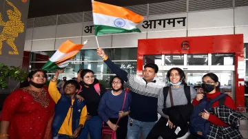 <p>Family members holding the national flag receive Indian...- India TV Hindi