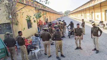 <p>Police personnel on duty outside a strong room</p>- India TV Hindi