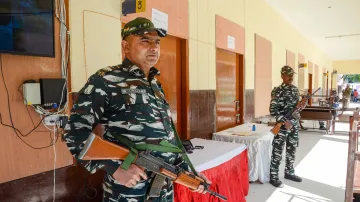<p>Paramilitary personnel stand at guard outside a sealed...- India TV Hindi