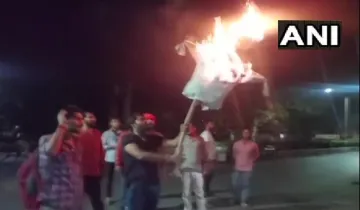 BHU : Students burnt effigy of Vice Chancellor- India TV Hindi