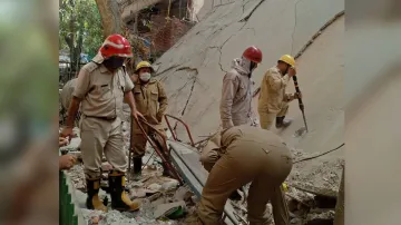  An under-construction building in Delhi's Satya Niketan area collapsed.- India TV Hindi