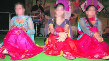 3 arrested for taking women to Bihar on the pretext of jobs and forcing them to obscene dance.- India TV Hindi
