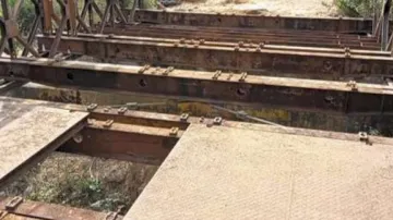 रोहतास के बाद अब बांका में लोहे का पुल उड़ा ले गए चोर- India TV Hindi