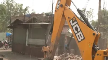 Bulldozer of MCD running in Delhi- India TV Hindi