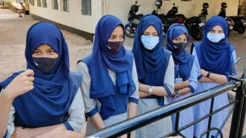12 students wearing hijabs were not allowed to enter the classroom- India TV Hindi