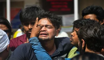 Delhi Mundka fire: Families of missing people- India TV Hindi