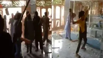 पाकिस्तान में मंदिर पर हुए हमला मामले में 22 लोगों को जेल- India TV Hindi