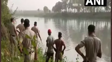  Attack on youths while bathing in Yamuna- India TV Hindi