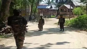  जम्मू कश्मीर के कुलगाम में सुरक्षा बलों और आतंकियों के बीच मुठभेड़- India TV Hindi