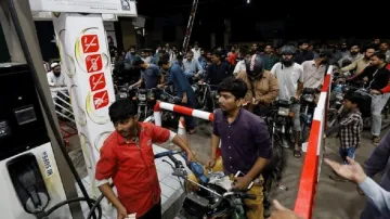 People Stands in Queues for fuel - India TV Hindi