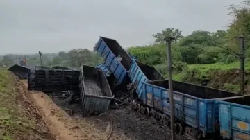 goods train derailed in Dahod- India TV Hindi