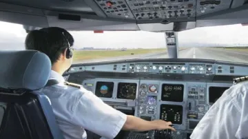 Plane Emergency Landing- India TV Hindi