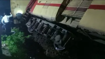 Train Derailed in Ratlam - India TV Hindi