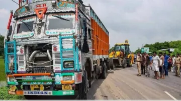 Truck crushed- India TV Hindi