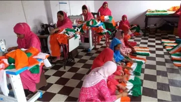 Muslim women helping to make the tiranga campaign- India TV Hindi