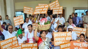 BJP MLA's in farmer's attire, demanding to declare Jharkhand as drought-hit region- India TV Hindi