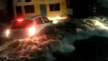 Car washed away in indore through rain- India TV Hindi