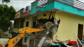 Houses and shops of illegal liquor mafia demolished by Bulldozer - India TV Hindi