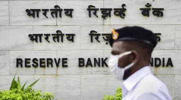 इन 9 बैंकों पर चला RBI का हथौड़ा, लगाया भारी जुर्माना- India TV Paisa