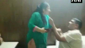 Wife Beaten her Husband- India TV Hindi
