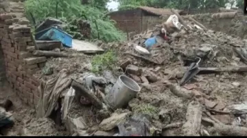 Wall collapsed due to heavy rain in Unnao- India TV Hindi