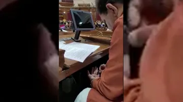 An MLA eating gutkha in Uttar Pradesh Assembly- India TV Hindi