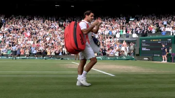 Roger Federer leaving Wimbledon court in 2021- India TV Hindi