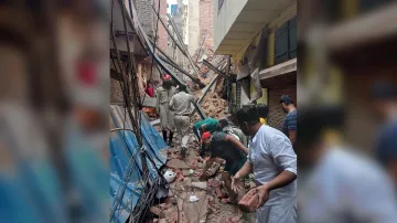  Building collapses in Azad Market- India TV Hindi