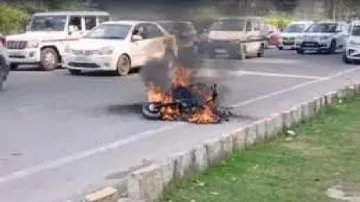 Delivery boy's electric scooty caught fire- India TV Hindi