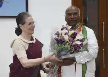 Congress President Sonia Gandhi and Mallikarjun Kharge- India TV Hindi