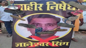 put a garland of slippers on the poster of NCB officer gyaneshwar Singh- India TV Hindi