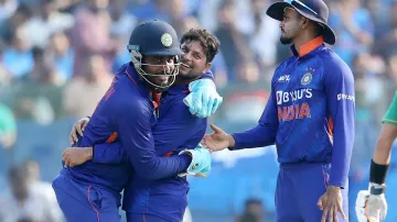 Kuldeep Yadav being congratulated for taking a wicket vs...- India TV Hindi