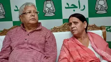 Former Railway Minister Lalu Yadav with wife Rabri Devi - India TV Hindi